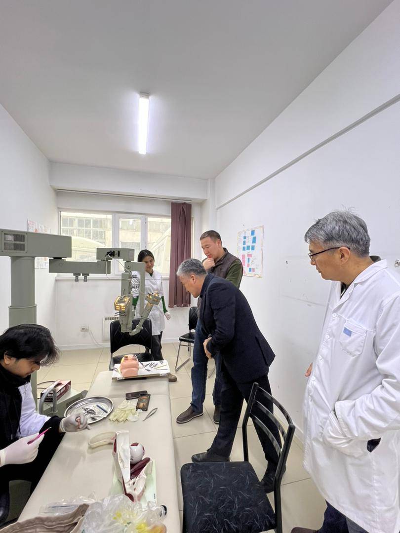 "Ophthalmic surgeon Kanzhar Minbaevich, founder of the Wet-lab for doctors, held a master class at ADAM University for the faculty of the Department of Surgical Disciplines and students.