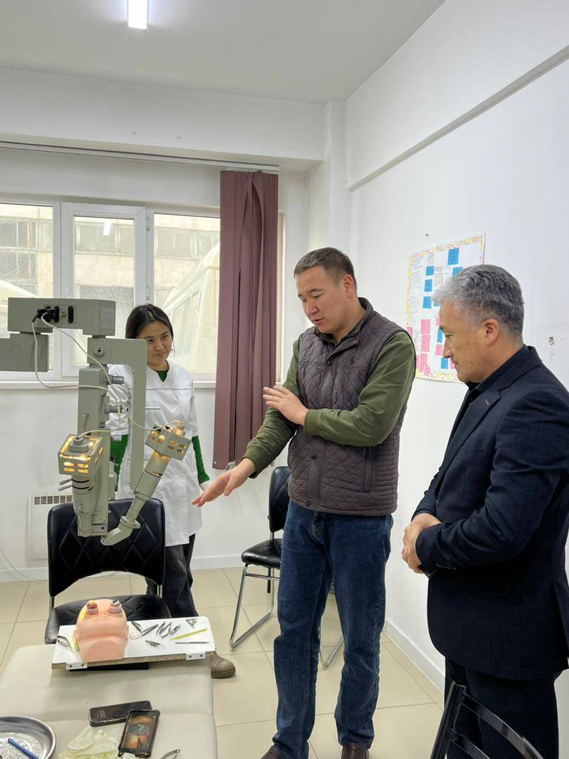 "Ophthalmic surgeon Kanzhar Minbaevich, founder of the Wet-lab for doctors, held a master class at ADAM University for the faculty of the Department of Surgical Disciplines and students.